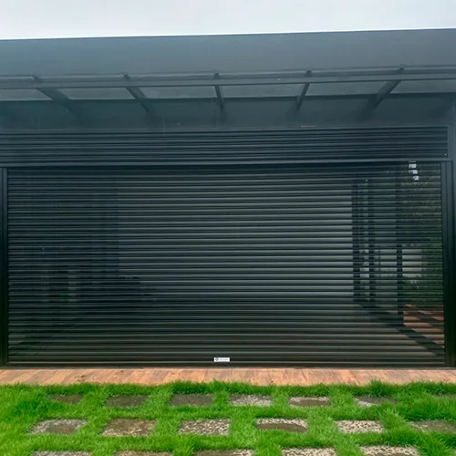 portas automáticas de enrolar em ambientes residenciais