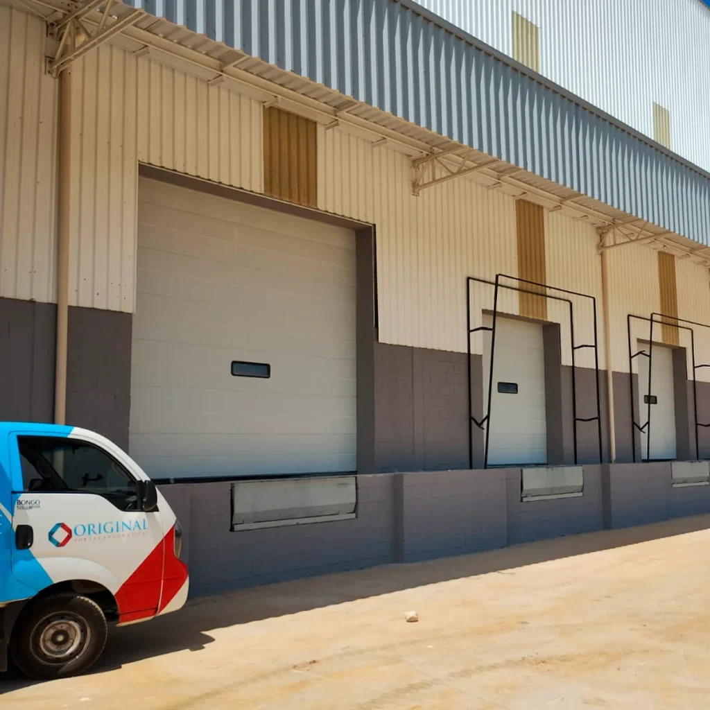 Portas seccionadas em áreas de carga