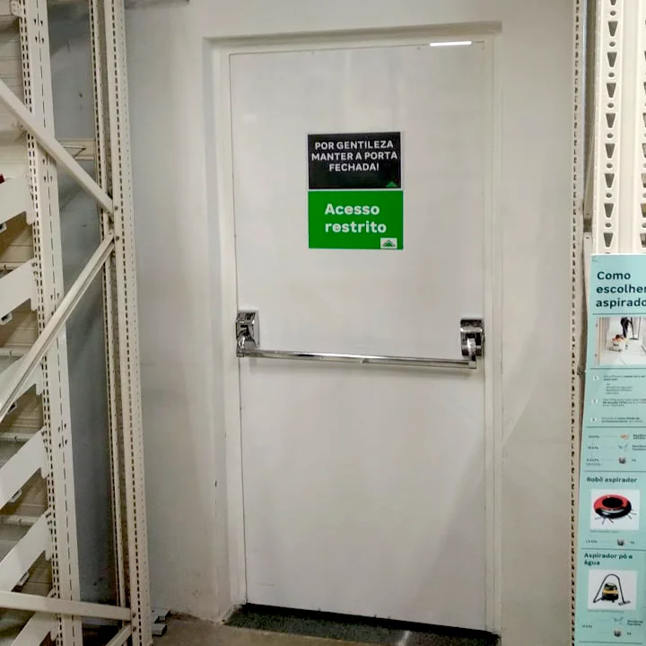 Portas corta-fogo em áreas de grande circulação